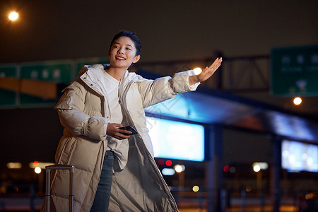 女人街拍美女夜间出行打车背景