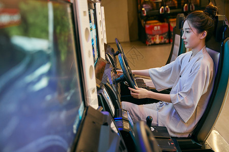 时光机器年轻美女汤泉馆玩赛车游戏背景