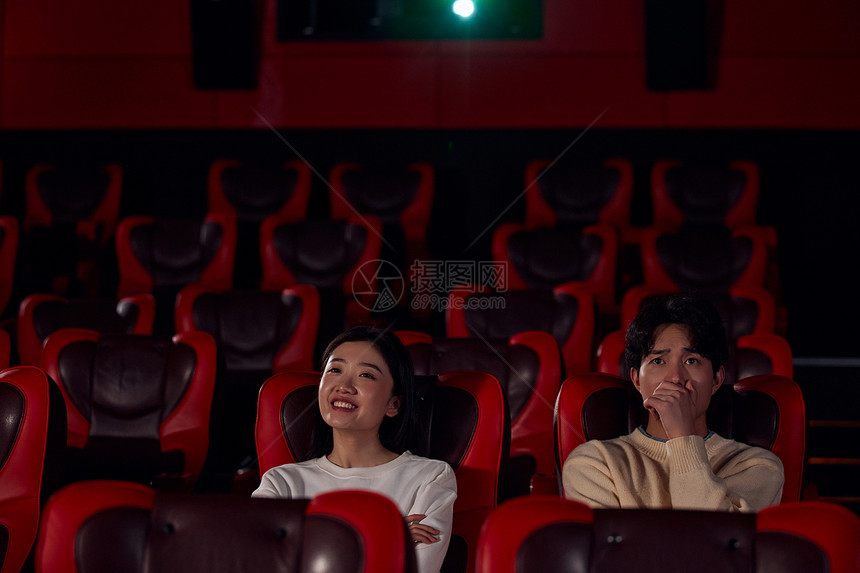 情侣年轻人电影院约会看电影图片