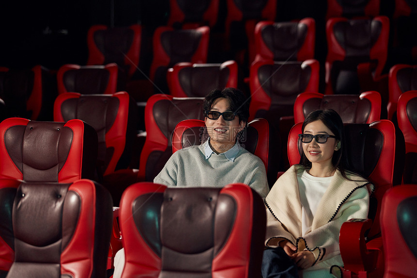 青年情侣戴3D眼镜电影院约会图片