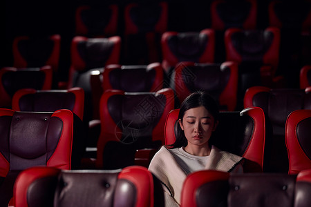 单身女性孤独坐在电影院图片