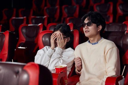 青年情侣戴眼镜看3D惊悚恐怖电影图片