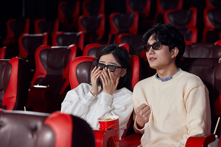 青年情侣戴眼镜看3D恐怖电影背景图片