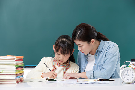 妈妈辅导女儿家庭教育学习图片素材