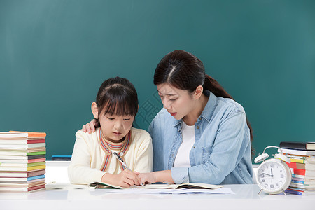 女性教师辅导小学生学习培训班高清图片素材