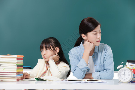 高考补习培训班家庭儿童教育母女生气背景