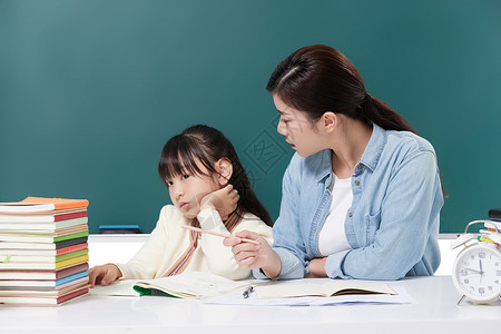 妈妈辅导训斥教育厌学的女儿图片素材