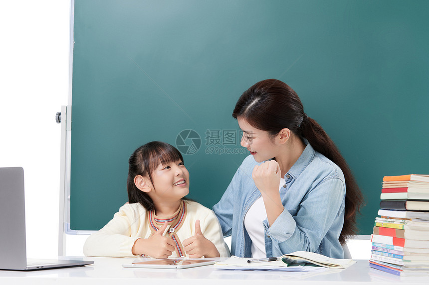 妈妈陪伴女儿远程教育学习图片