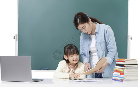 妈妈辅导女儿家庭教育学习背景图片