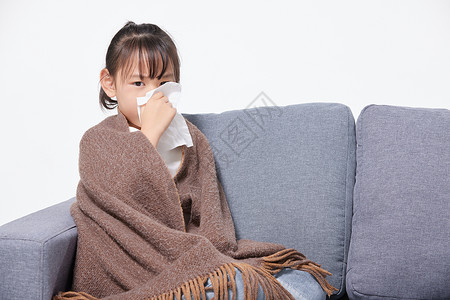 小孩手势儿童感冒生病坐在沙发上擦鼻涕背景