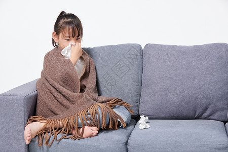 小孩鼻子儿童感冒生病坐在沙发上擦鼻涕背景