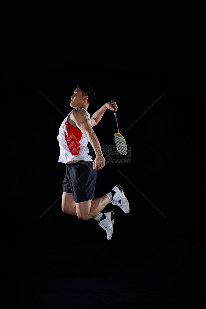 打羽毛球的男性运动员形象图片