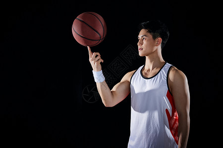 打篮球转球的男性高清图片