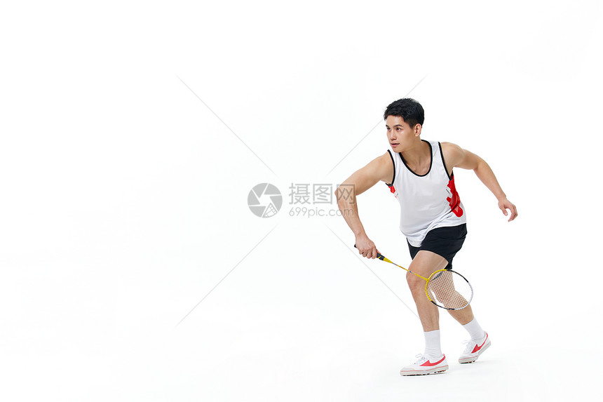 打羽毛球的男性运动员形象图片