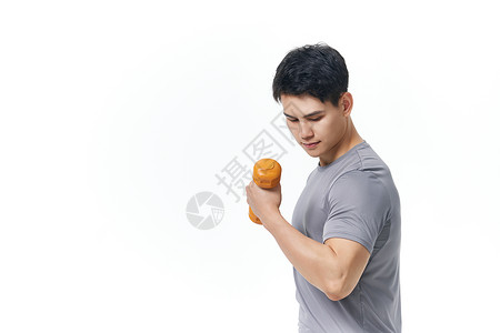 使用哑铃锻炼身体的男性图片