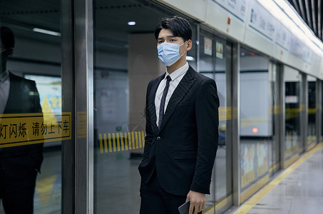 戴口罩等待地铁的商务男性交通工具高清图片素材