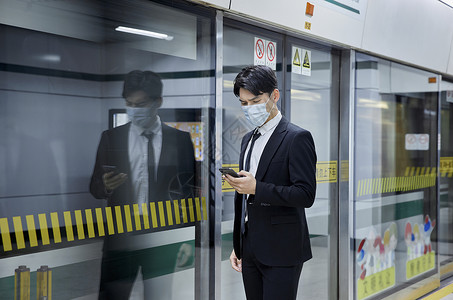 戴口罩等待地铁的商务男性出行工具高清图片素材