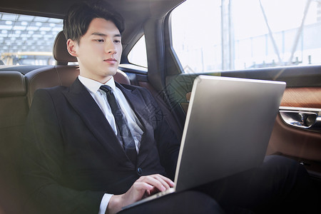 商务精英男士坐在轿车里办公汽车驾驶高清图片素材
