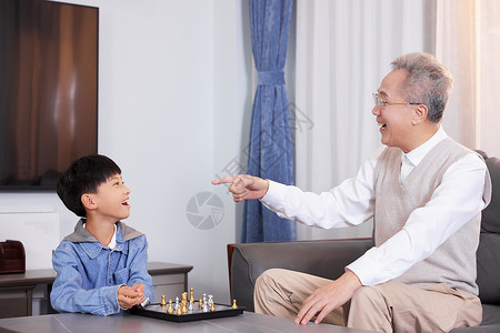 祖孙在客厅下国际象棋图片