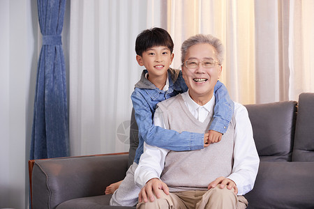 坐着吃瓜的爷孙爷爷与孙子居家形象背景