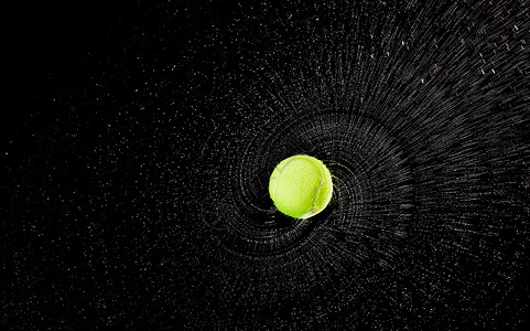 空中旋转着的网球高清图片