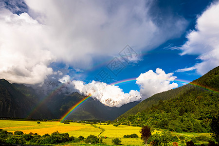 云南南迦巴瓦峰山谷上的彩虹高清图片