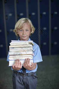 学校男生抱着书本图片