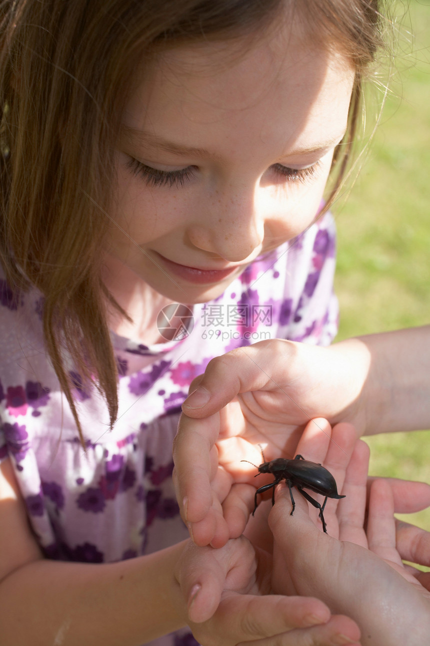 年轻女孩观察昆虫图片