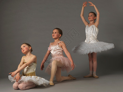 三个芭蕾舞女孩摆姿势图片