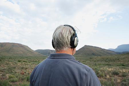 戴耳机听音乐的男人背影图片
