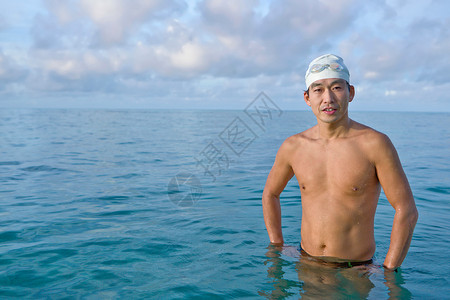 海中游泳的男人图片