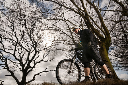 在山地骑自行车的男子图片