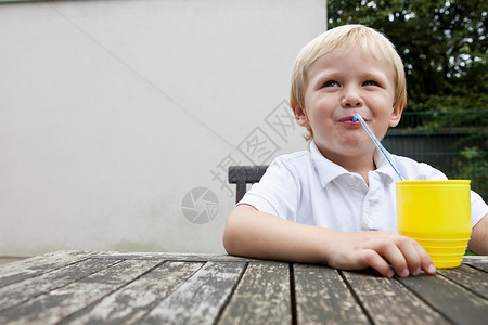  男孩喝果汁图片