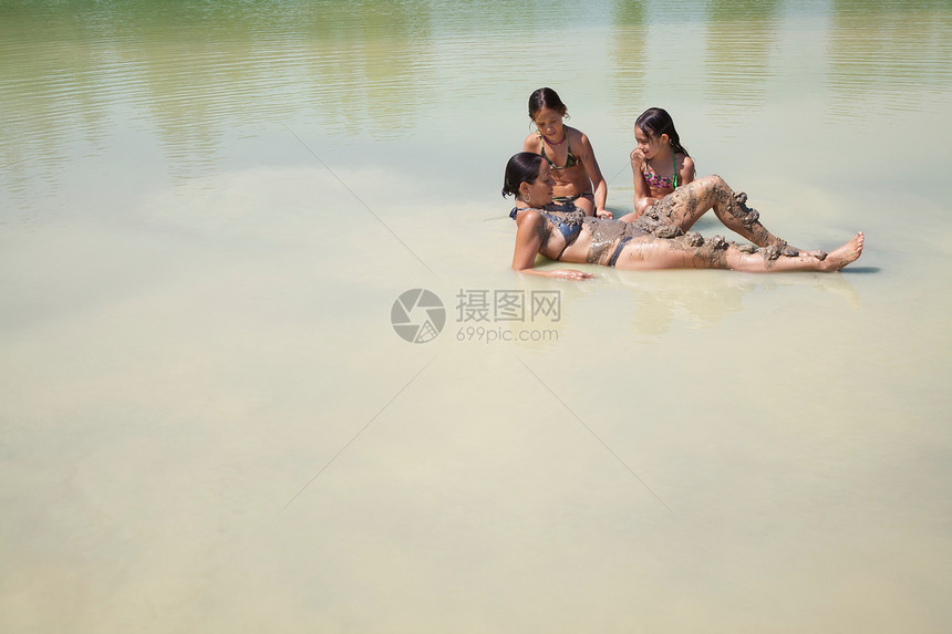 母亲和女儿在湖中玩耍图片