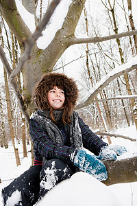 女孩坐在雪树下图片