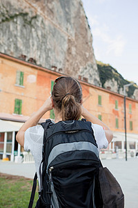 年轻妇女背着包旅行图片