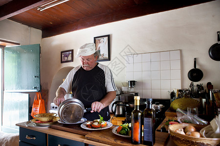 男人在厨房烹饪图片