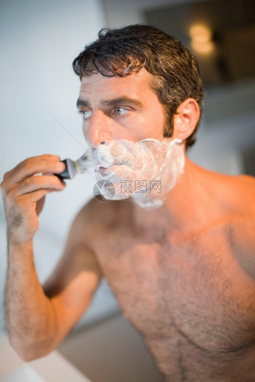 男人在洗手间刮胡子图片