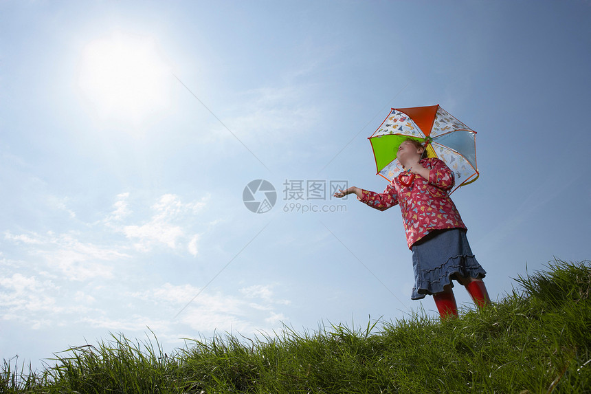 女孩在阳光明媚的白天使用雨伞图片