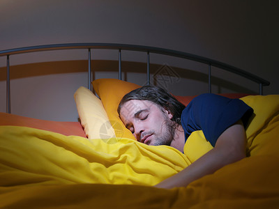 男人在床上睡觉图片