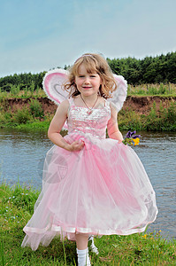 女孩穿着童话装扮河岸高清图片素材