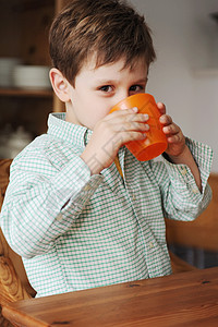 男孩用塑料杯喝水图片