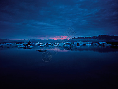 夜间冰川湖图片