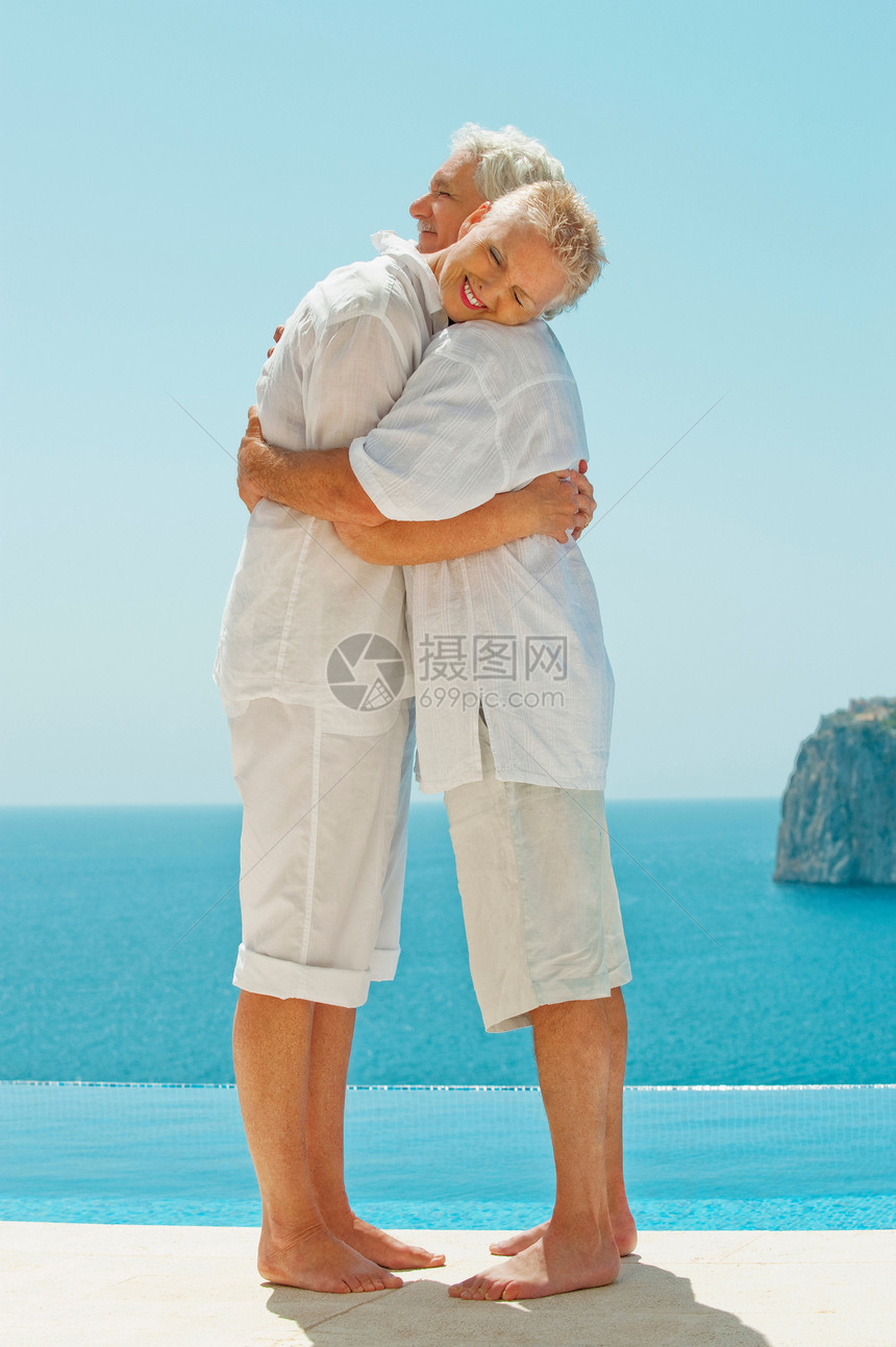 海边拥抱的情侣图片