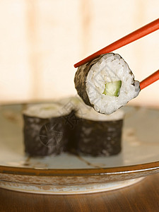筷子夹起寿司图片