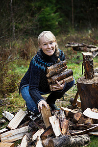 在森林中拾柴的妇女图片