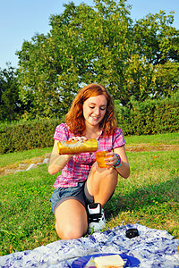 少女在野餐时喝果汁图片