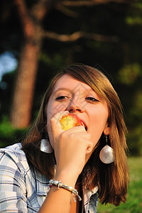 少女在后院吃水果图片