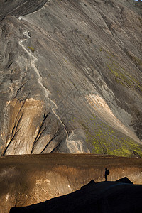 男人远足岩石地貌图片