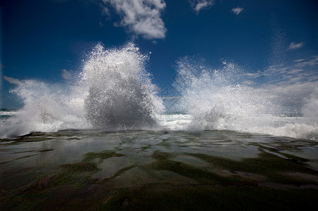 海岸边击飞的海浪背景图片